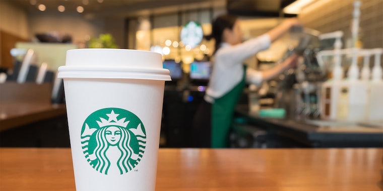 "Принудительные роды с вентилатте?": Starbucks хвастается, что возместит работникам расходы на аборты, если только они не состоят в профсоюзе 