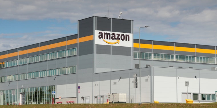 «Буквально ходить по трупу»: сотрудники Amazon обвиняют компанию в неправильном обращении со смертью праздничного склада 