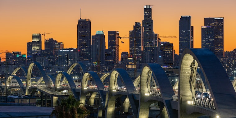 Драг-рейсинг, предложения, даже кинсеаньера: трюки в социальных сетях продолжают закрывать Лос-Анджелес" совершенно новый мост стоимостью 588 миллионов долларов 