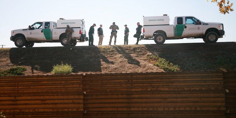 ЭКСКЛЮЗИВ: электронные письма показывают, что сотрудник пограничного патруля дал деньги GoFundMe для пограничной стены Трампа 