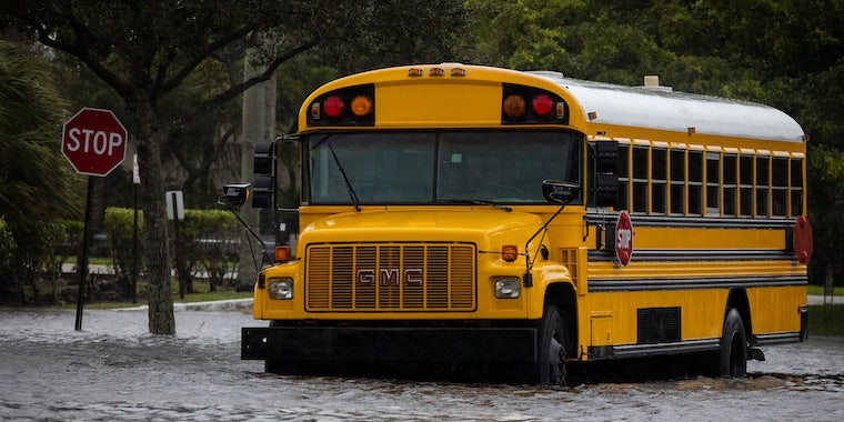 FCC финансирует мобильные точки доступа, чтобы помочь школьникам оставаться в сети после ураганов Ян, Фиона 