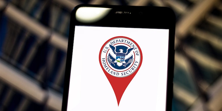 Министерство национальной безопасности приобрело данные о местоположении для миллионов американских телефонов — и все это без ордеров 