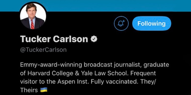 Нет никаких доказательств того, что Твиттер Такера Карлсона был взломан, чтобы включить гендерное местоимение. 