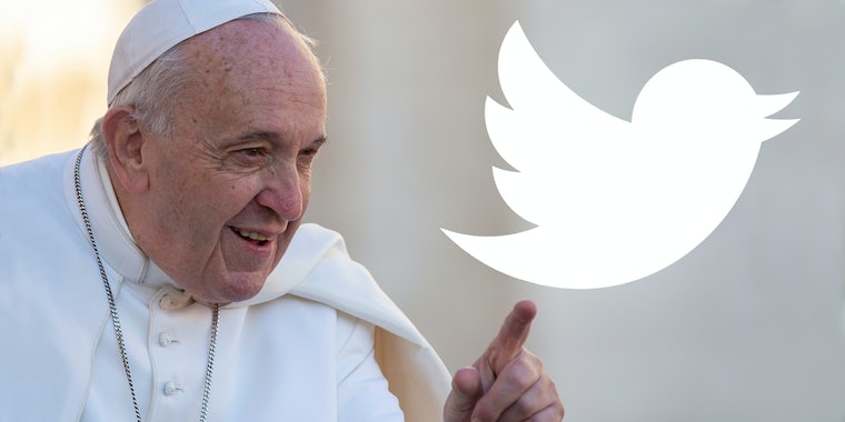 Папа Римский Франциск случайно одобрил раздачу людям птиц 
