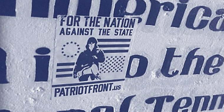 Patriot Front подали в суд в соответствии с законом KKK за порчу мемориала Артура Эша 