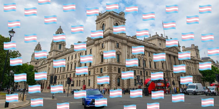 Почему министерство финансов Великобритании засыпано смайликами с транс-флагами 