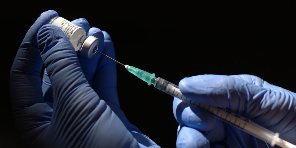 Почему скептики вакцины против COVID теперь заявляют, что прививки вызывают неконтролируемое дрожание ног 