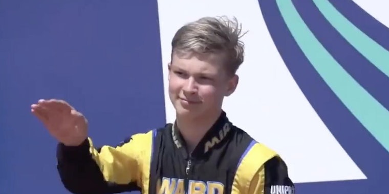 «Прямая банька»: чемпион России по картингу среди юниоров смеется, показывая нацистское приветствие на подиуме в вирусном видео 