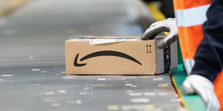 Рабочие Amazon голосуют против профсоюзов в Нью-Йорке 