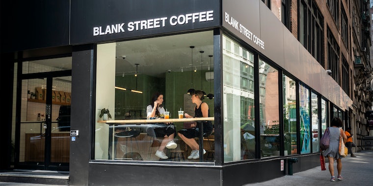 Работники сети кофеен Blank Street, поддерживаемой венчурным капиталом, пытаются объединиться в профсоюзы. 