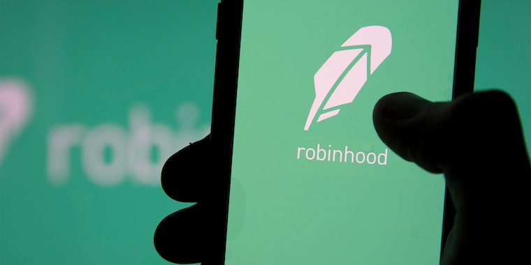 Robinhood оштрафовали на 30 миллионов долларов за неспособность контролировать торговлю криптовалютой в своем приложении 
