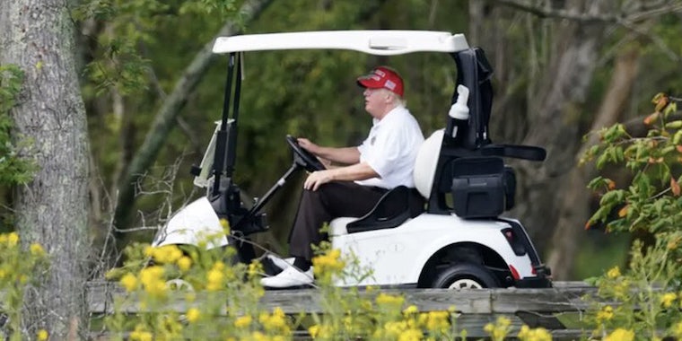 Трамп, скорее всего, занимался гольфом на своем поле для гольфа, несмотря на безудержные онлайн-обвинения в тайной «мафии». встреча 