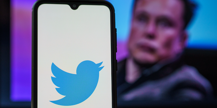 Twitter подает в суд на Илона Маска за отказ от сделки смайлик какашка в подаче 