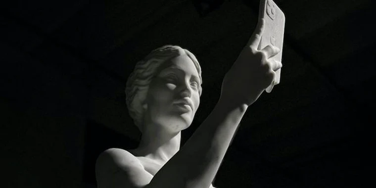 «Венера Милосская с большими хонками»: люди расходятся во мнениях по поводу современного воссоздания знаменитой статуи бывшего порнографа 