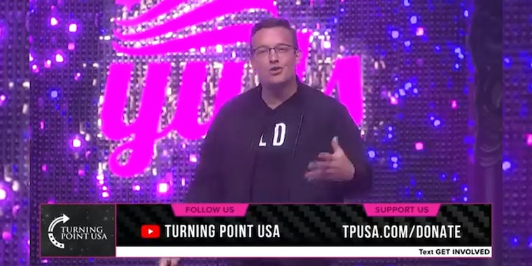 «Вы должны продолжать рожать детей»: Бенни Джонсон из TPUSA требует, чтобы конференция, полная несовершеннолетних девочек, начала беременеть 